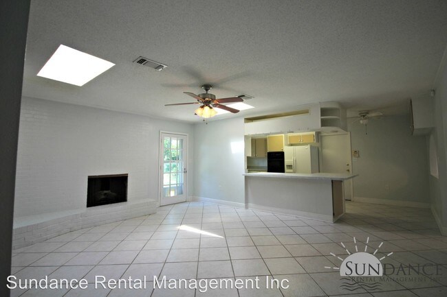Building Photo - 207 Country Club Rd