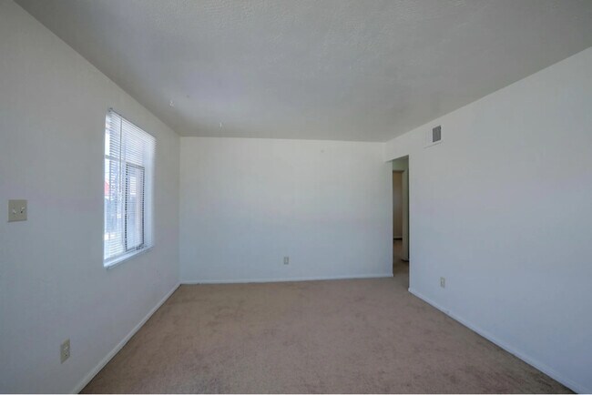 Foto del edificio - 3518 Crest Ave SE