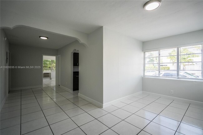 Building Photo - 7821 Carlyle Ave