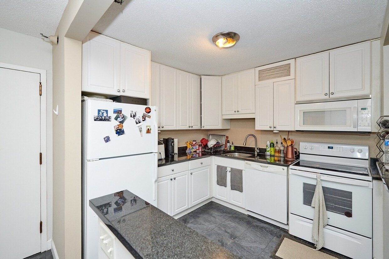 Primary Photo - 10 E Ontario St