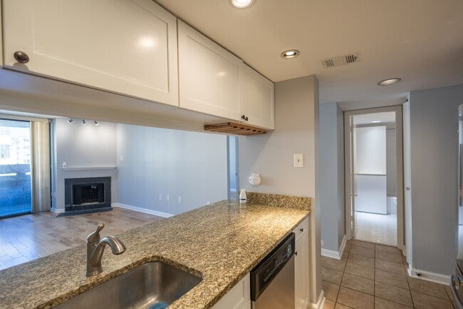 Building Photo - Charming Top Floor 2 BR/1 BA Condo in Nort...