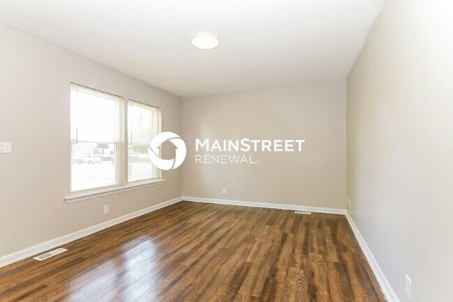 Foto del edificio - 3 Bedroom Pet-Friendly Home in Louisville, KY with Main Street Renewal