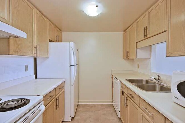 Photo du bâtiment - SPACIOUS TWO BEDROOM TWO BATHROOM APARTMENT CLOSE TO MASONVILLE