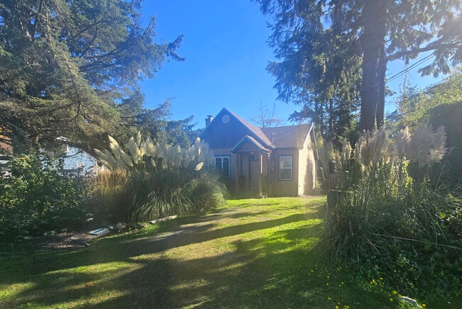 Building Photo - 8455 S Victoria Ave