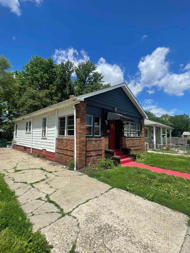 Building Photo - COMING SOON!! Extra Large 3 Bedroom Single...