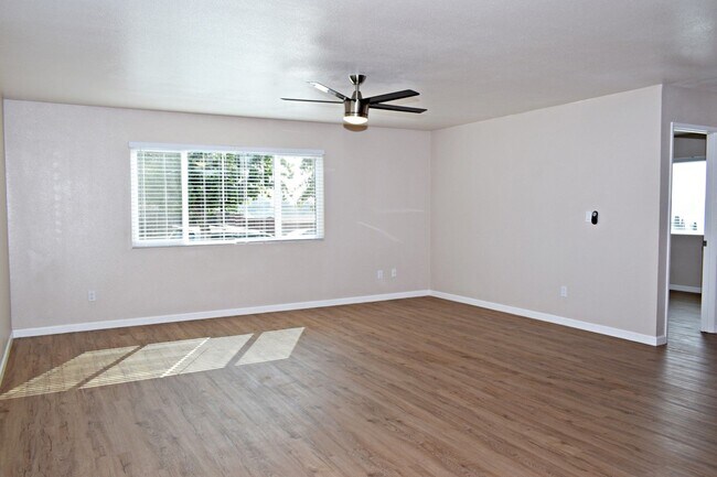 Foto del edificio - 2BR, 1BA Apartment Unit - Open Floor Plan, No Carpet , Double Pane Windows, and 1 Assigned Parkin...