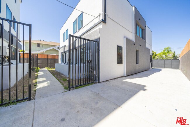 Building Photo - 4110 1/2 Normandie Ave