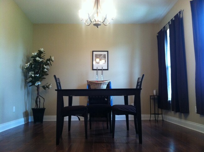 Building Photo - Large 3 bedroom, 2 bath home located in Ro...