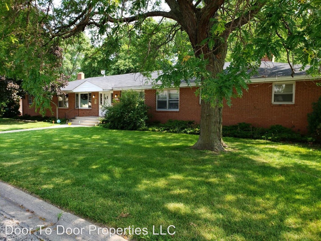 2432 Holmes St, Rockford, IL 61108 Room for Rent in Rockford, IL