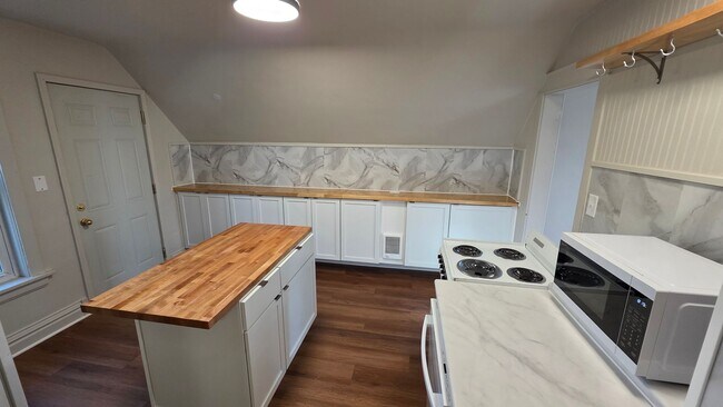 Foto del edificio - 617 E 8th St