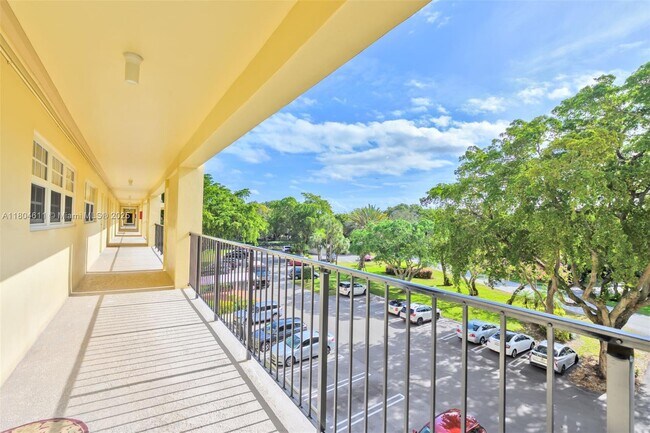 Building Photo - 2751 N Palm Aire Dr