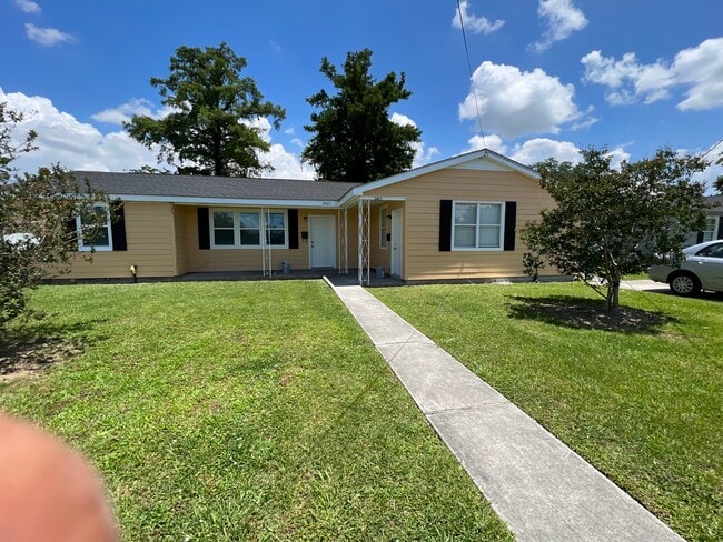 Building Photo - 2407 Rose Dr