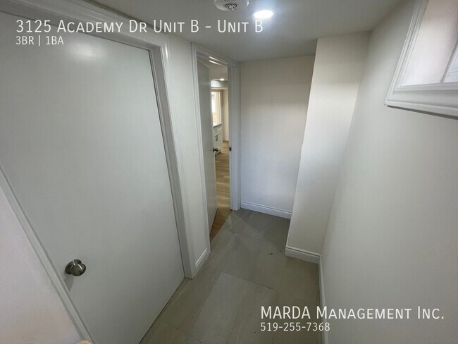 Photo du bâtiment - SPACIOUS 3BEDROOM/1 BATHROOM LOWER UNIT. P...