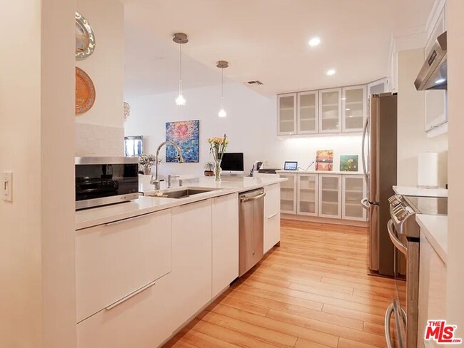 Foto del edificio - 2276 S Beverly Glen Blvd