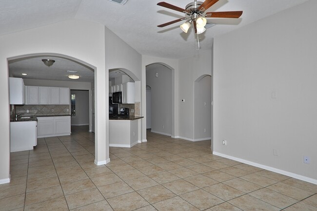 Foto del edificio - 15223 Stoneyview Dr