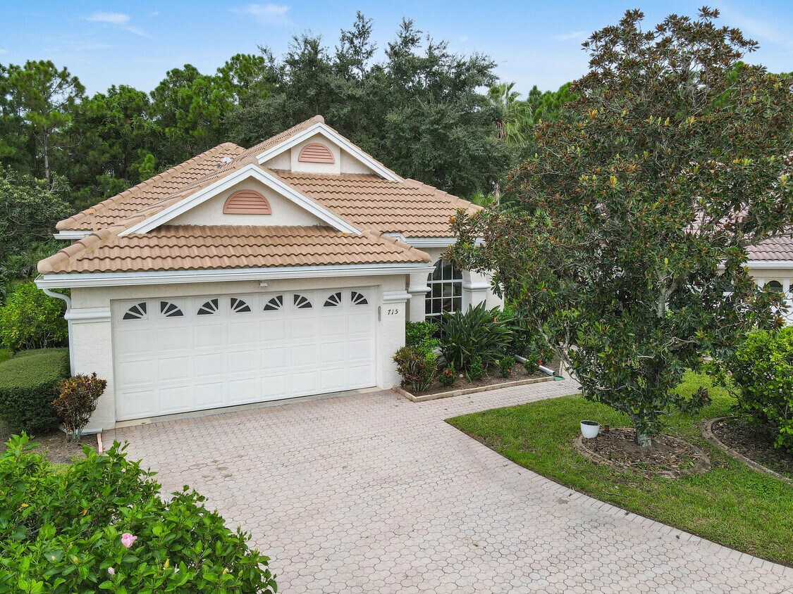 Primary Photo - 715 SW St Vincent Cove