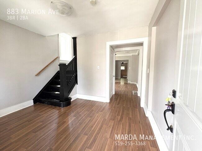 Photo du bâtiment - CHARMING 3 BED/2 BATH TOWNHOUSE - WALKERVILLE PLUS HYDRO & GAS!