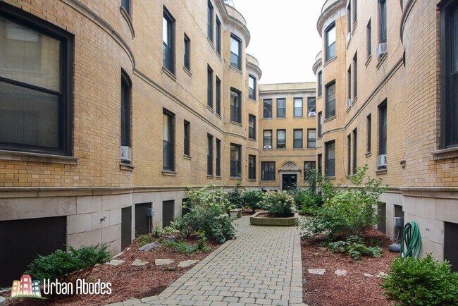 Building Photo - 1215 N Dearborn St