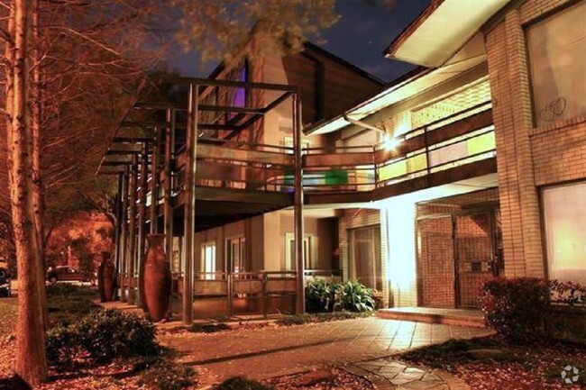 Building Photo - PLAZA