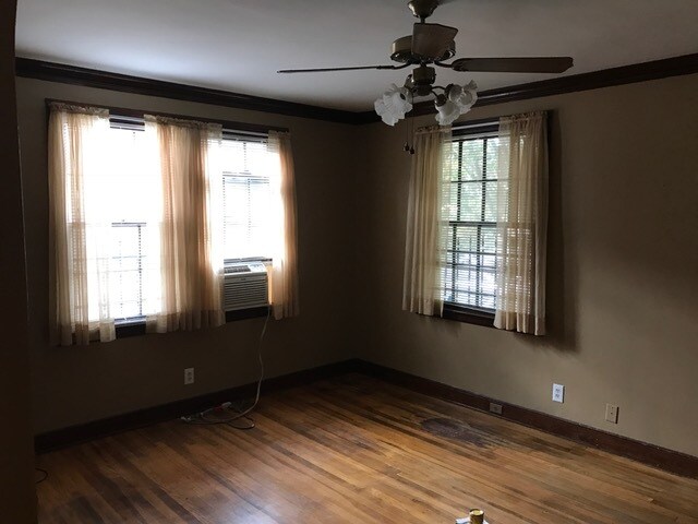 Sala de estar - 2289 Monroe Ave