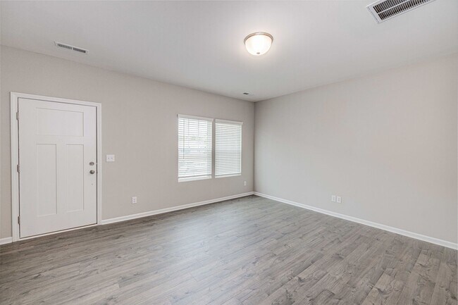 Building Photo - 3 Bedroom Townhome Minutes from Downtown O...