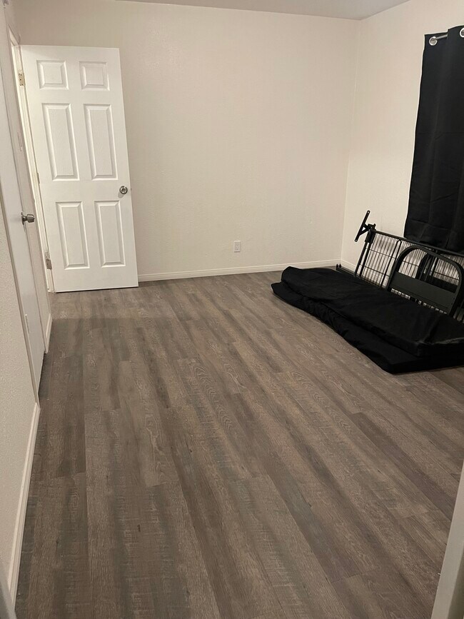 Building Photo - 1556 Riverside Dr