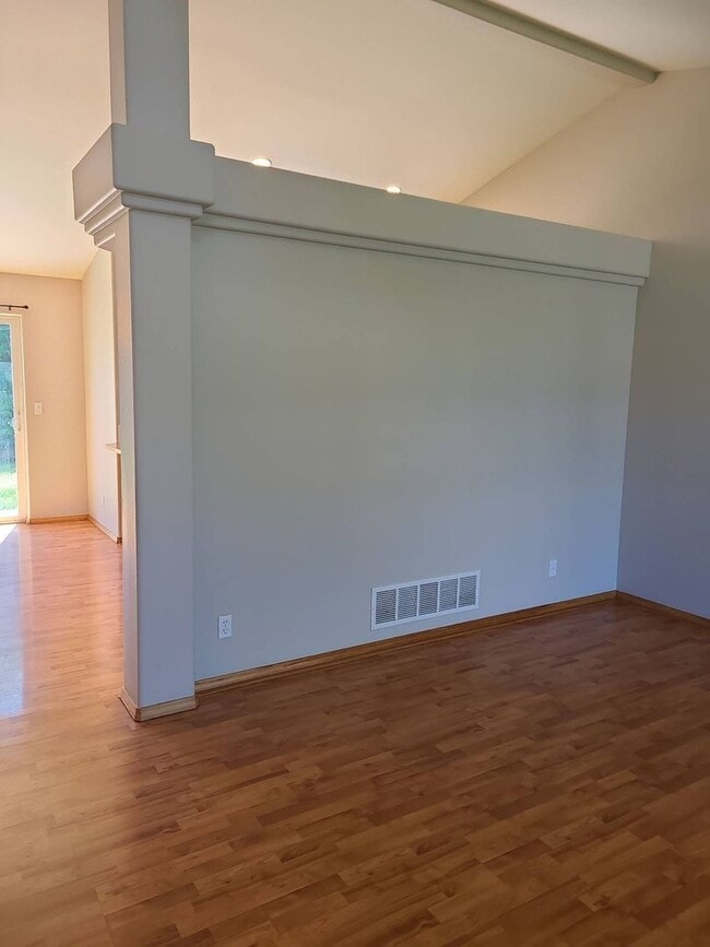 Building Photo - Spacious 4 bedroom 2.5 bedroom home in the Coeur d'Alene.