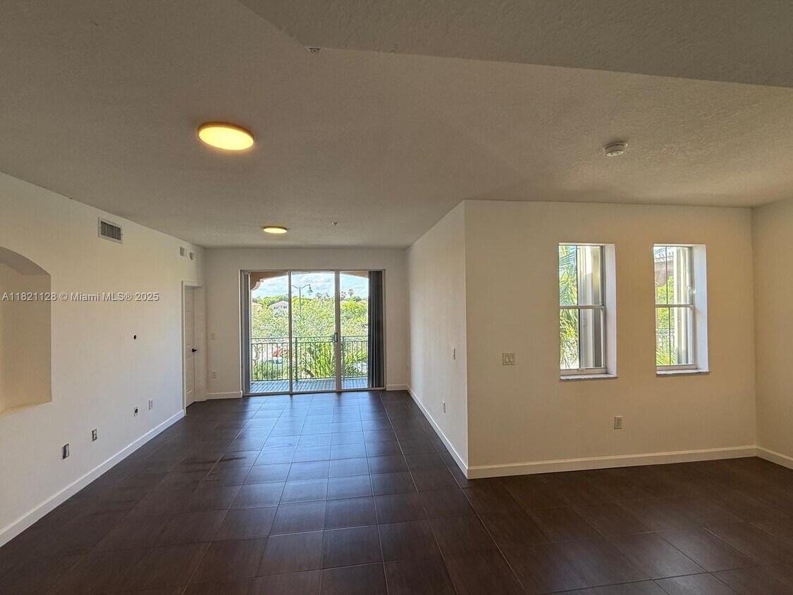 Foto principal - 6520 NW 114th Ave
