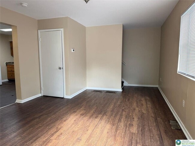 Building Photo - 1538 E 8th St