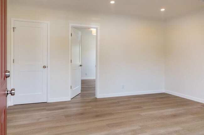 Building Photo - 1000-1006 Tilton