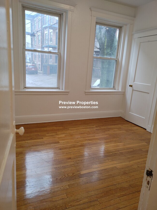 Foto del edificio - 4 Carol Ave