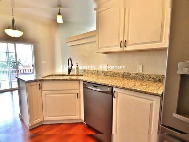 Foto del edificio - Large patio home with partially finished basement, attached 2-car garage!