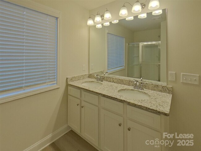 Building Photo - 137 Queenshall Rd