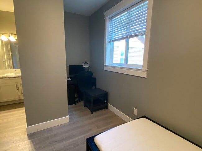 Photo du bâtiment - 1801 Hallen Ave