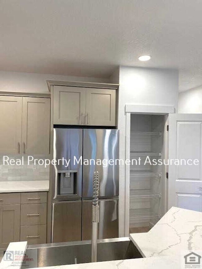 Foto del edificio - Modern 3 Bedroom Duplex With Garage!!