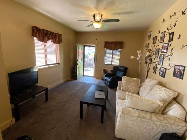 Foto del edificio - Charming 5 Bed 2 Bath House in Carnegie!