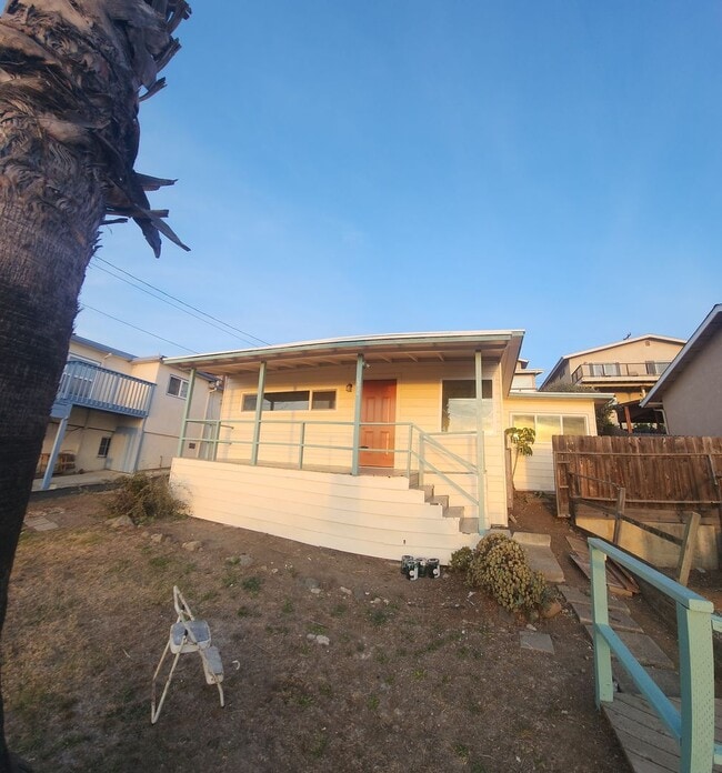 Foto del edificio - Views of Morro Bay in this cozy hillside cottage!