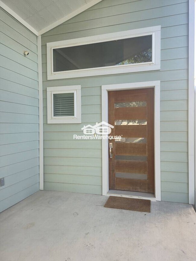 Building Photo - Coming soon! A Modern home, minutes from downtown.