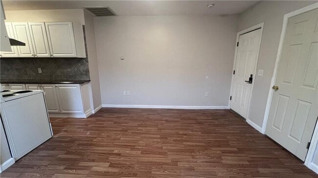 Building Photo - 10 St Mary St