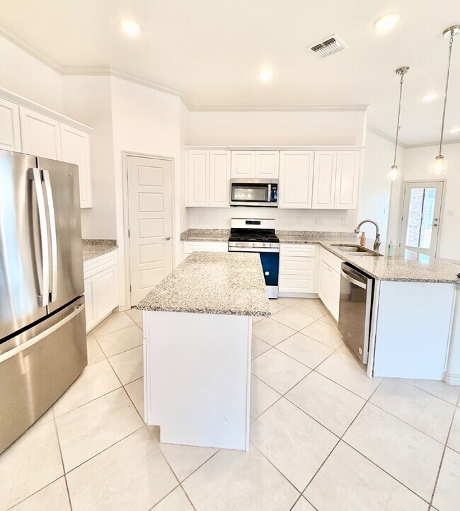 Foto del edificio - "Charming 3-Bedroom Oasis with 2 Full Baths in Odessa's Heart – Expansive 1895 Sq. Ft.!"
