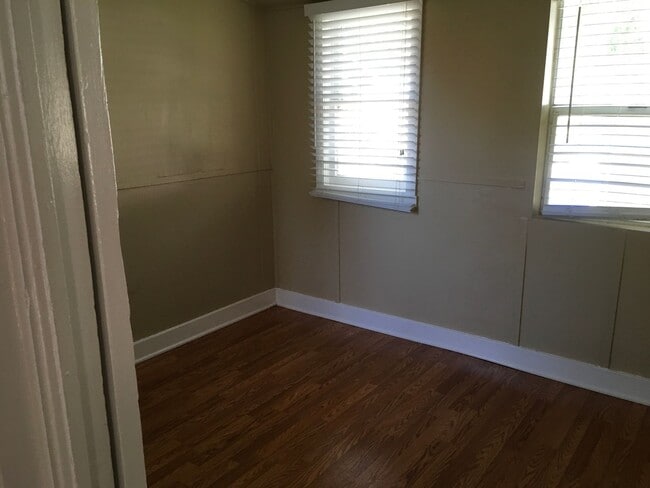 Building Photo - Downtown All Electric Redding Cottage