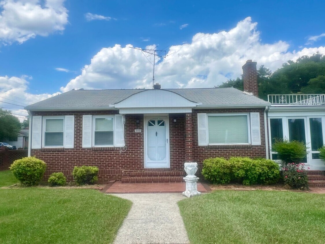 Primary Photo - Three bedroom, 1 bath house in Graham-Comi...