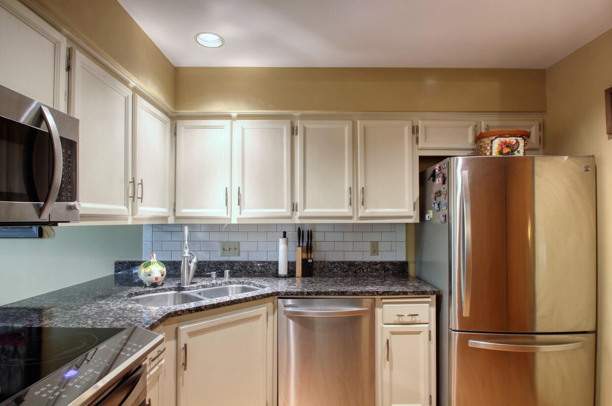 Primary Photo - W132N8130 Danell Dr