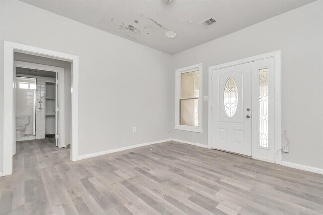 Building Photo - 2315 Deutser St