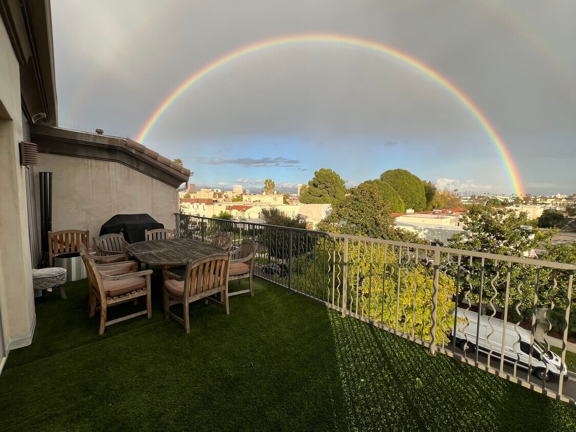 Holt Townhomes Apartments in Los Angeles, CA