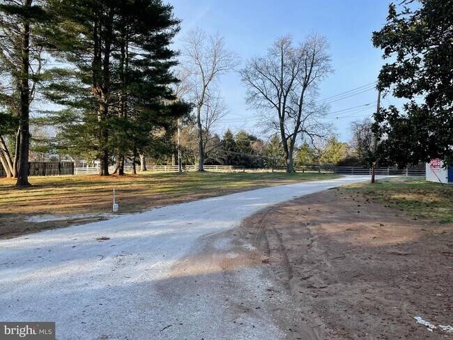 Foto del edificio - 12405 Falls Rd