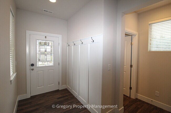 Foto del edificio - Newer Snohomish Home 3bed 3bath 1836sf 2 Car Garage with EV Charger A/C Equipped with a high-effi...