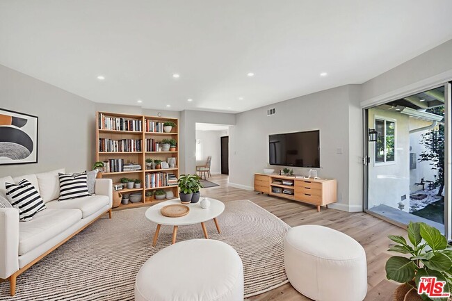 Foto del edificio - 23153 Gonzales Dr