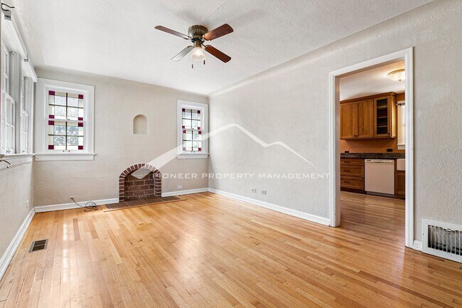 Foto del edificio - Beautiful Home With Central A/C and Enclos...