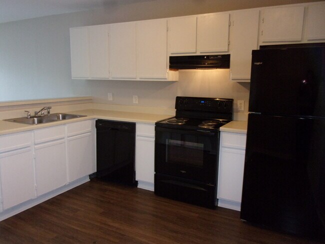 Foto del edificio - 2 Bedroom 1 1/2 Bath Townhome - Recently Updated and Freshly Painted